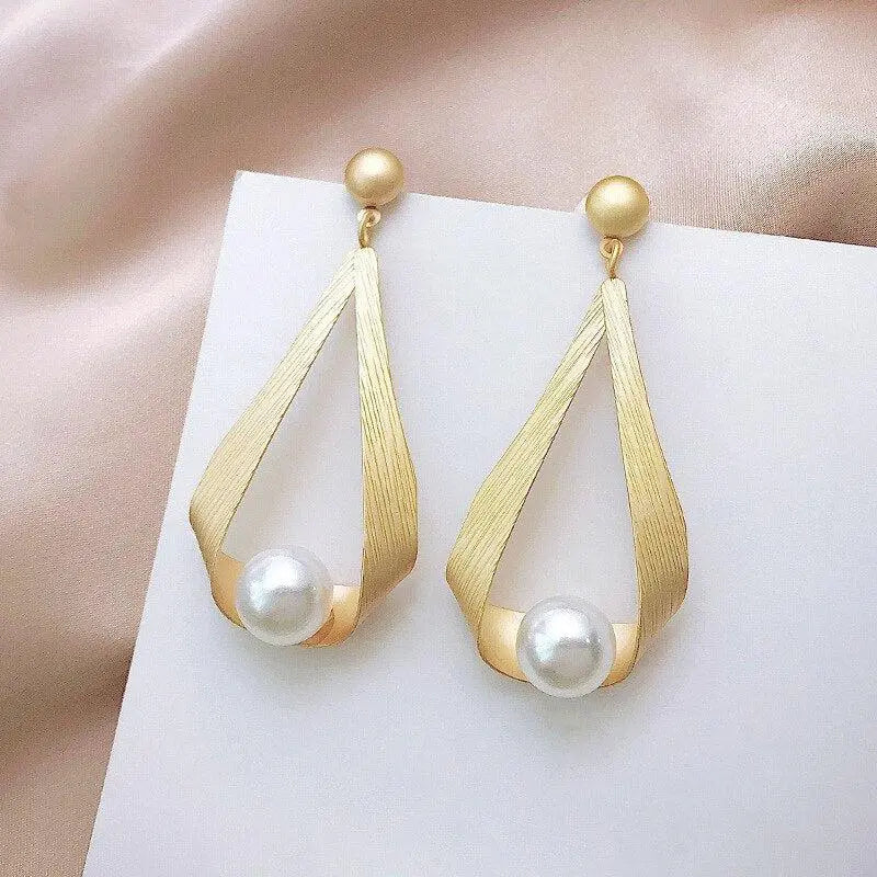 Boucles d'oreilles avec des cristaux et des perles rondes en or