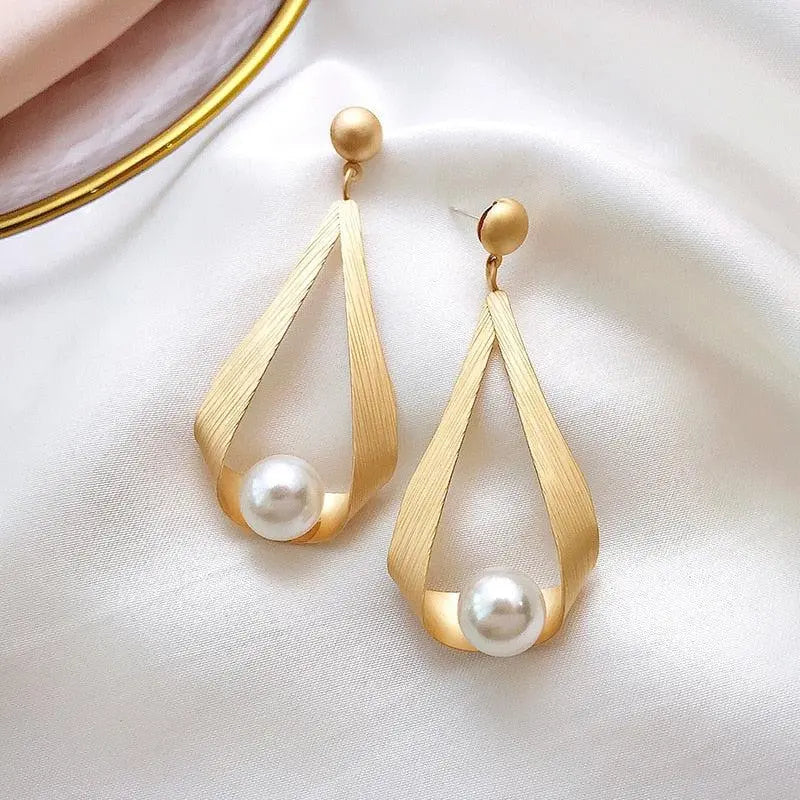 Boucles d'oreilles avec des cristaux et des perles rondes en or