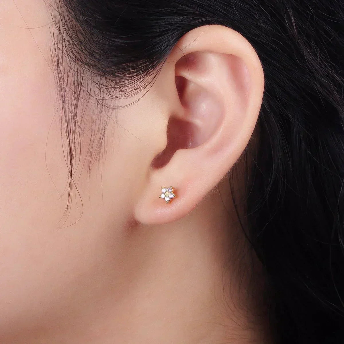 Boucles d'oreilles avec motif floral délicat en or