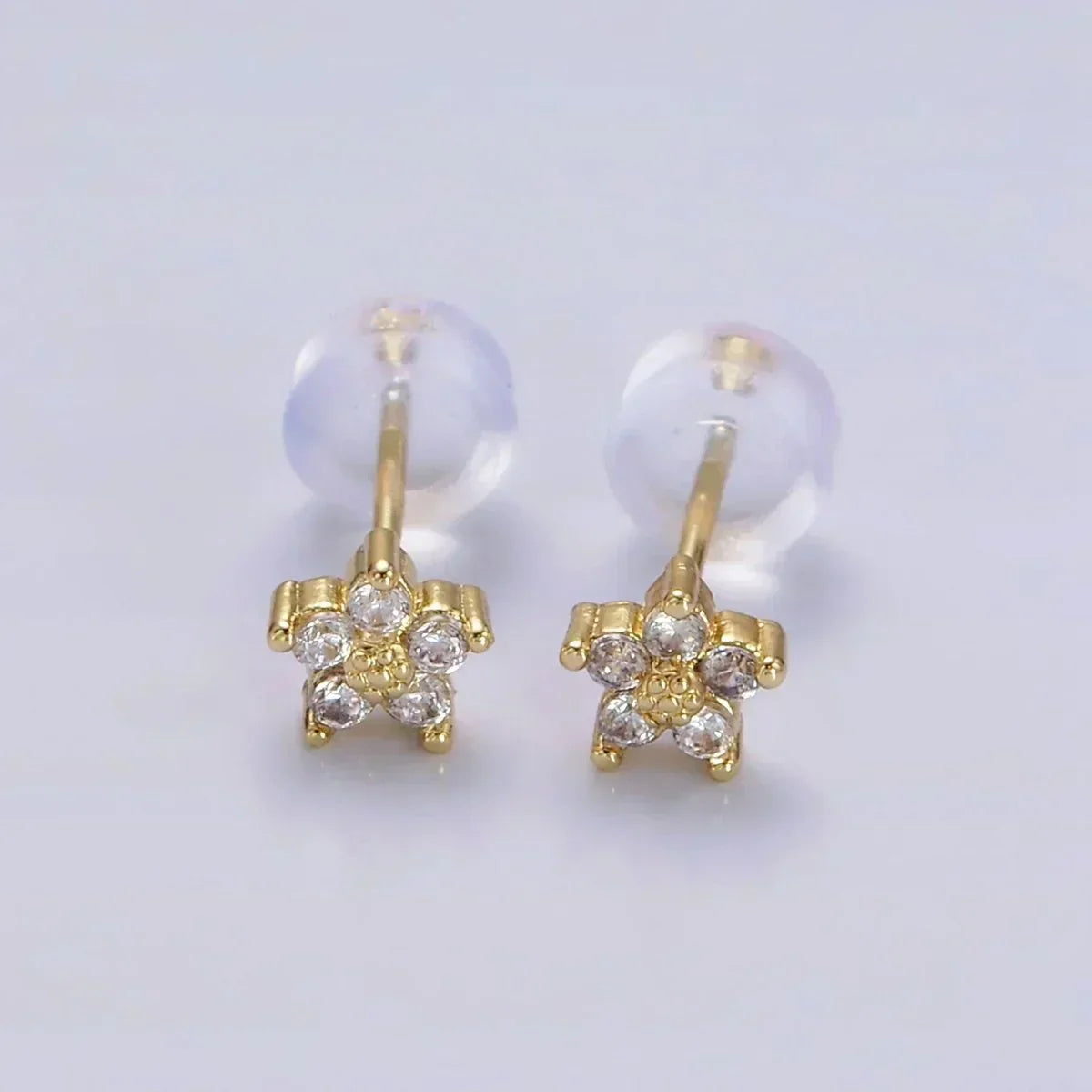 Boucles d'oreilles avec motif floral délicat en or