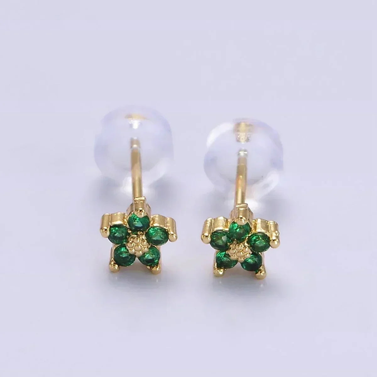 Boucles d'oreilles avec motif floral délicat en or