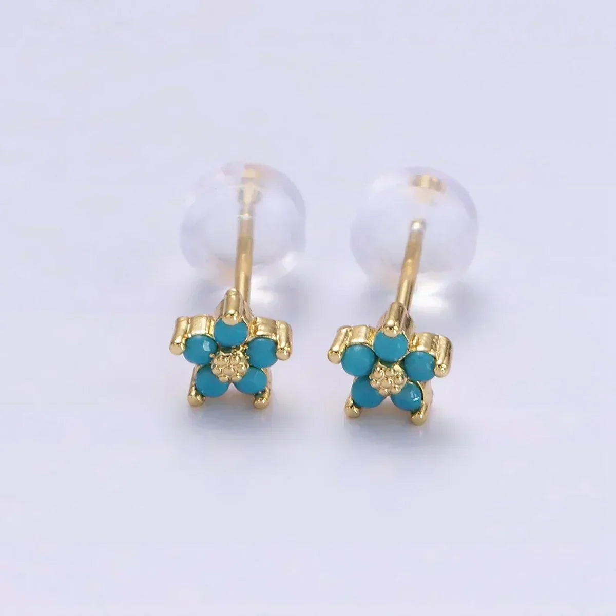 Boucles d'oreilles avec motif floral délicat en or