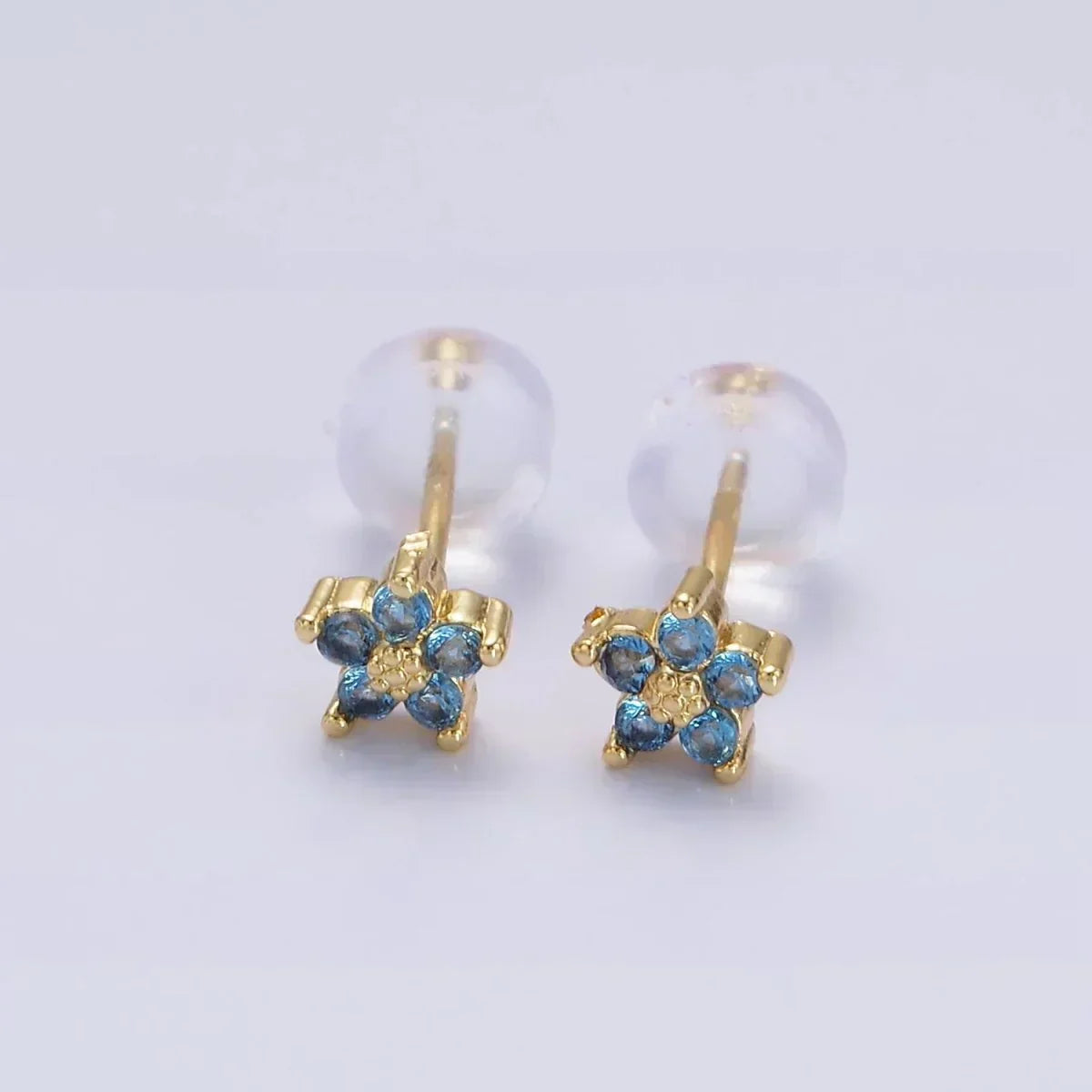 Boucles d'oreilles avec motif floral délicat en or