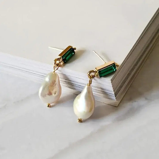 Boucles d'oreilles avec perles et émeraudes en or