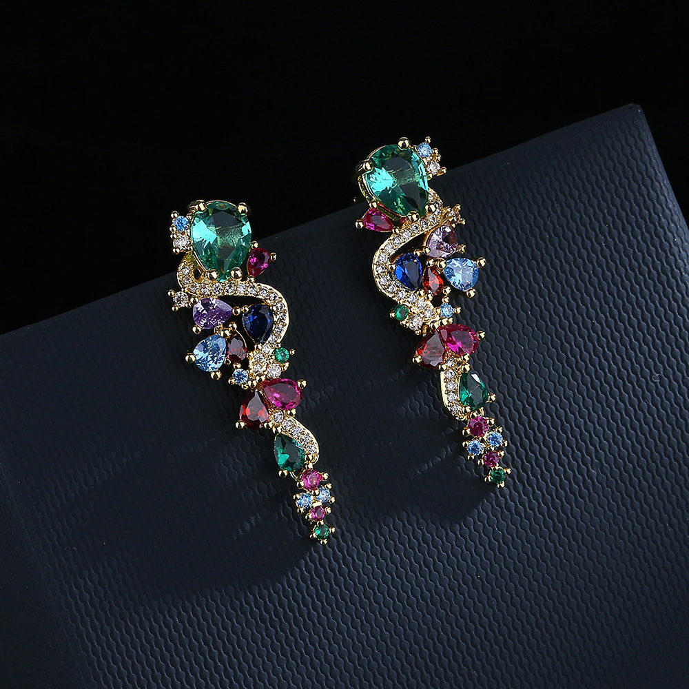 Boucles d'oreilles dorées avec des zirconiums colorés