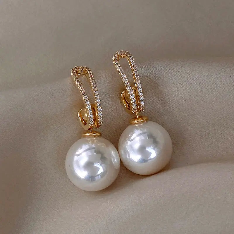 Boucles d'oreilles élégantes avec perles et brillants en or