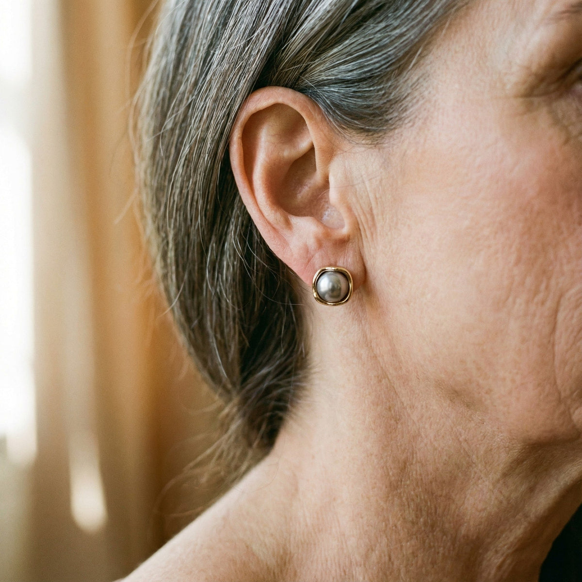 Boucles d'oreilles élégantes en perle noire en or