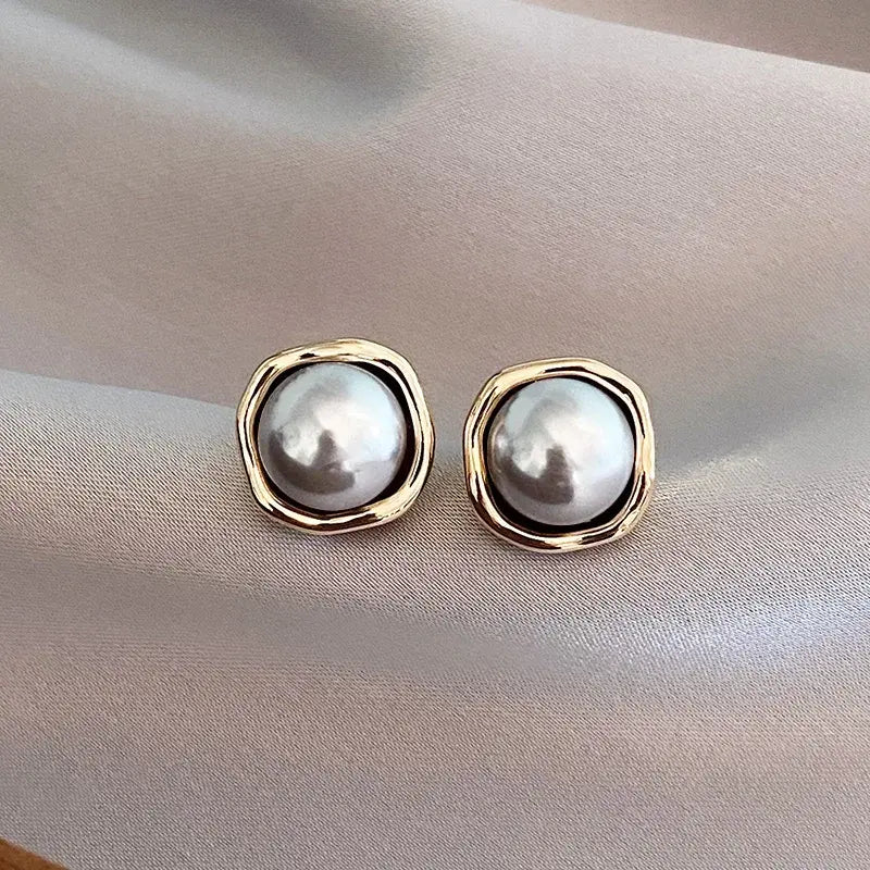 Boucles d'oreilles élégantes en perle noire en or