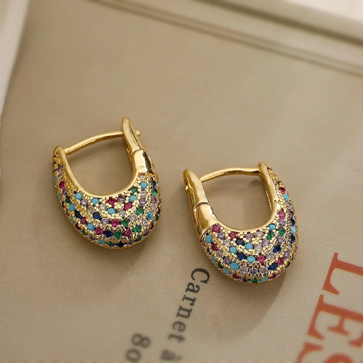 Boucles d'oreilles élégantes et colorées avec des cristaux intégrés