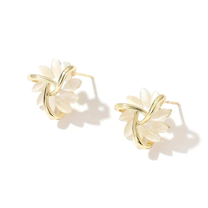 Boucles d'oreilles élégantes et raffinées avec des fleurs d'opale en or