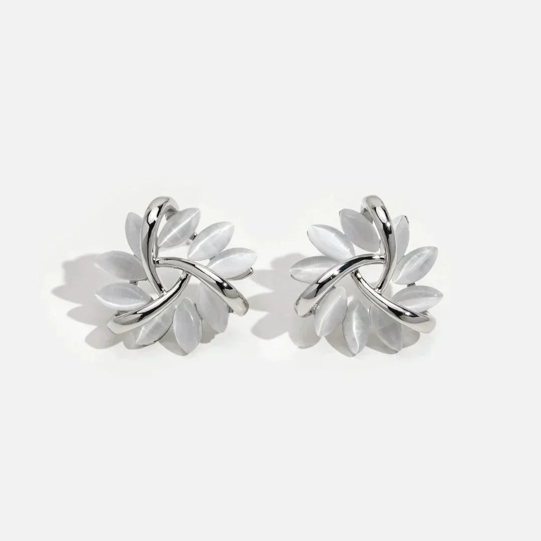 Boucles d'oreilles élégantes et raffinées avec des fleurs d'opale en or
