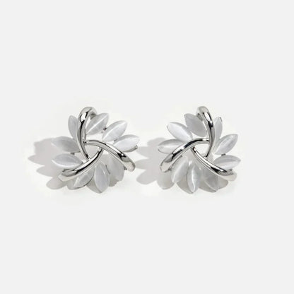Boucles d'oreilles élégantes et raffinées avec des fleurs d'opale en or