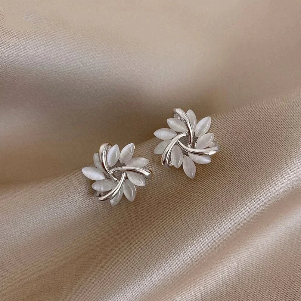 Boucles d'oreilles élégantes et raffinées avec des fleurs d'opale en or