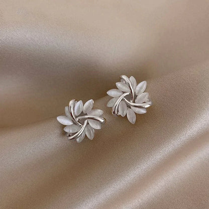 Boucles d'oreilles élégantes et raffinées avec des fleurs d'opale en or