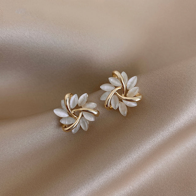 Boucles d'oreilles élégantes et raffinées avec des fleurs d'opale en or