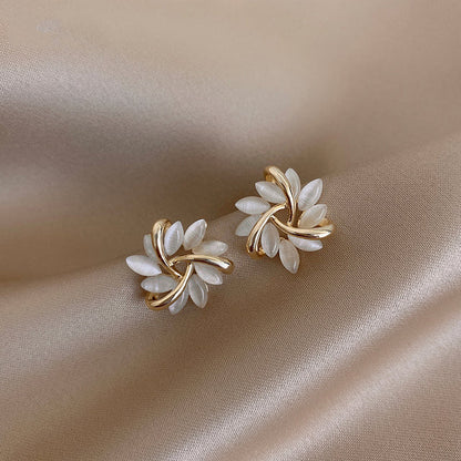 Boucles d'oreilles élégantes et raffinées avec des fleurs d'opale en or