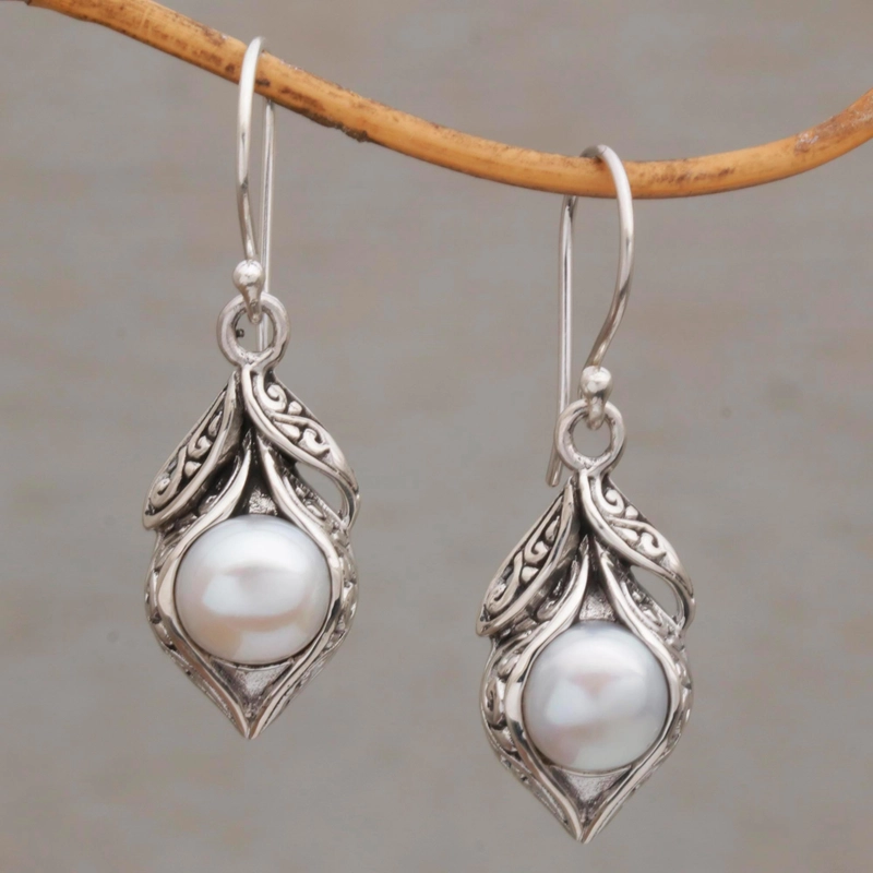 Boucles d'oreilles vintage avec perles pendantes en or blanc