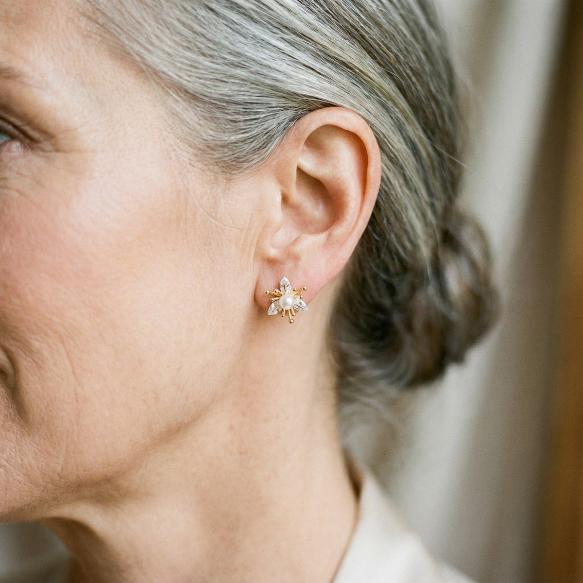 Boucles d'oreilles en fleurs avec cristaux et perles en or