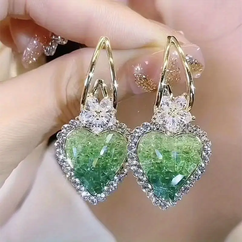 Boucles d'oreilles en forme de cœur brillantes et vertes en or