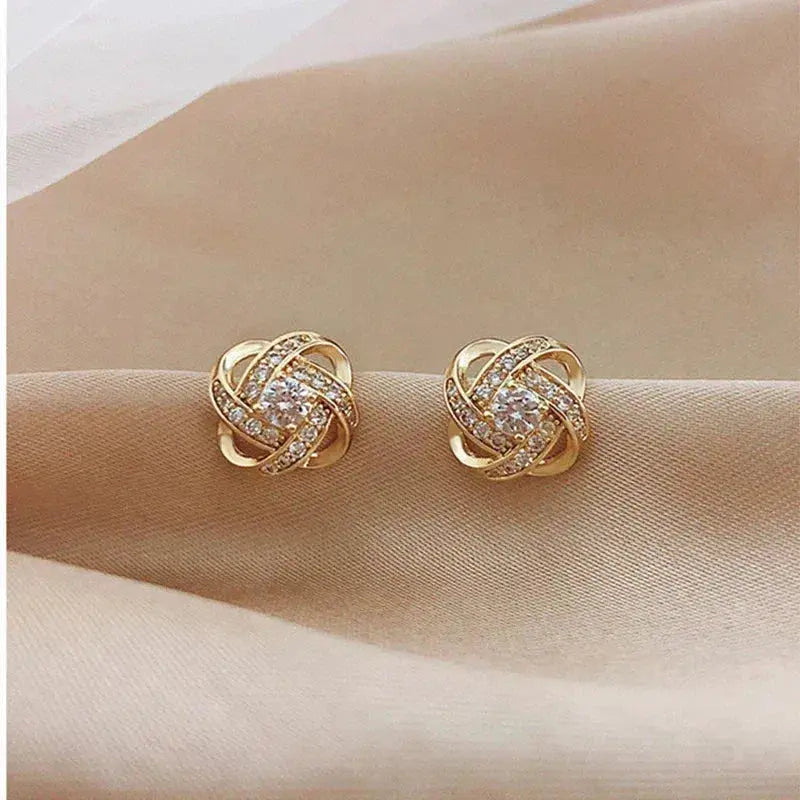 Boucles d'oreilles en forme de croix avec motif floral en or
