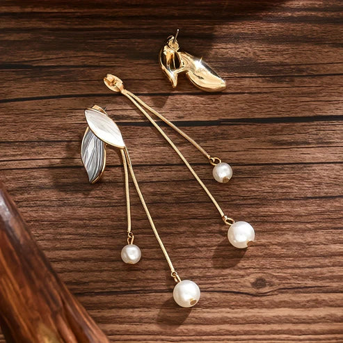 Boucles d'oreilles en forme de feuille avec des marguerites en or
