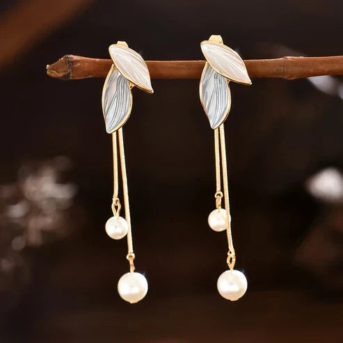 Boucles d'oreilles en forme de feuille avec des marguerites en or