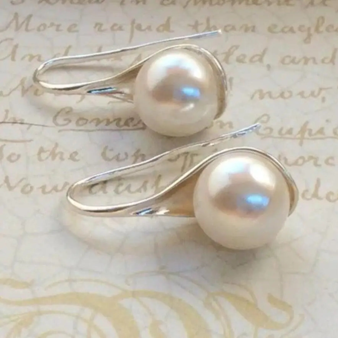 Boucles d'oreilles en forme de goutte avec des marguerites en or
