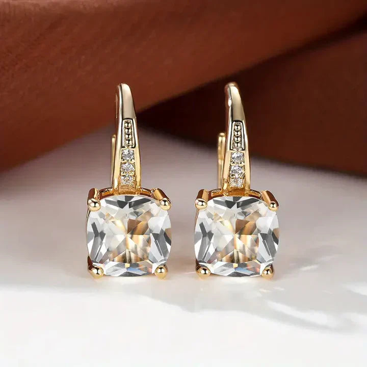 Boucles d'oreilles en or avec des pierres mystérieuses