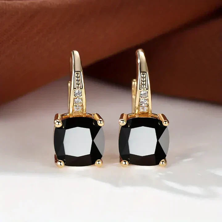 Boucles d'oreilles en or avec des pierres mystérieuses