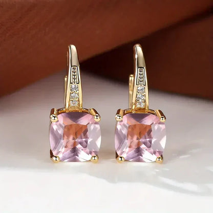 Boucles d'oreilles en or avec des pierres mystérieuses