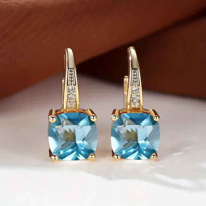 Boucles d'oreilles en or avec des pierres mystérieuses
