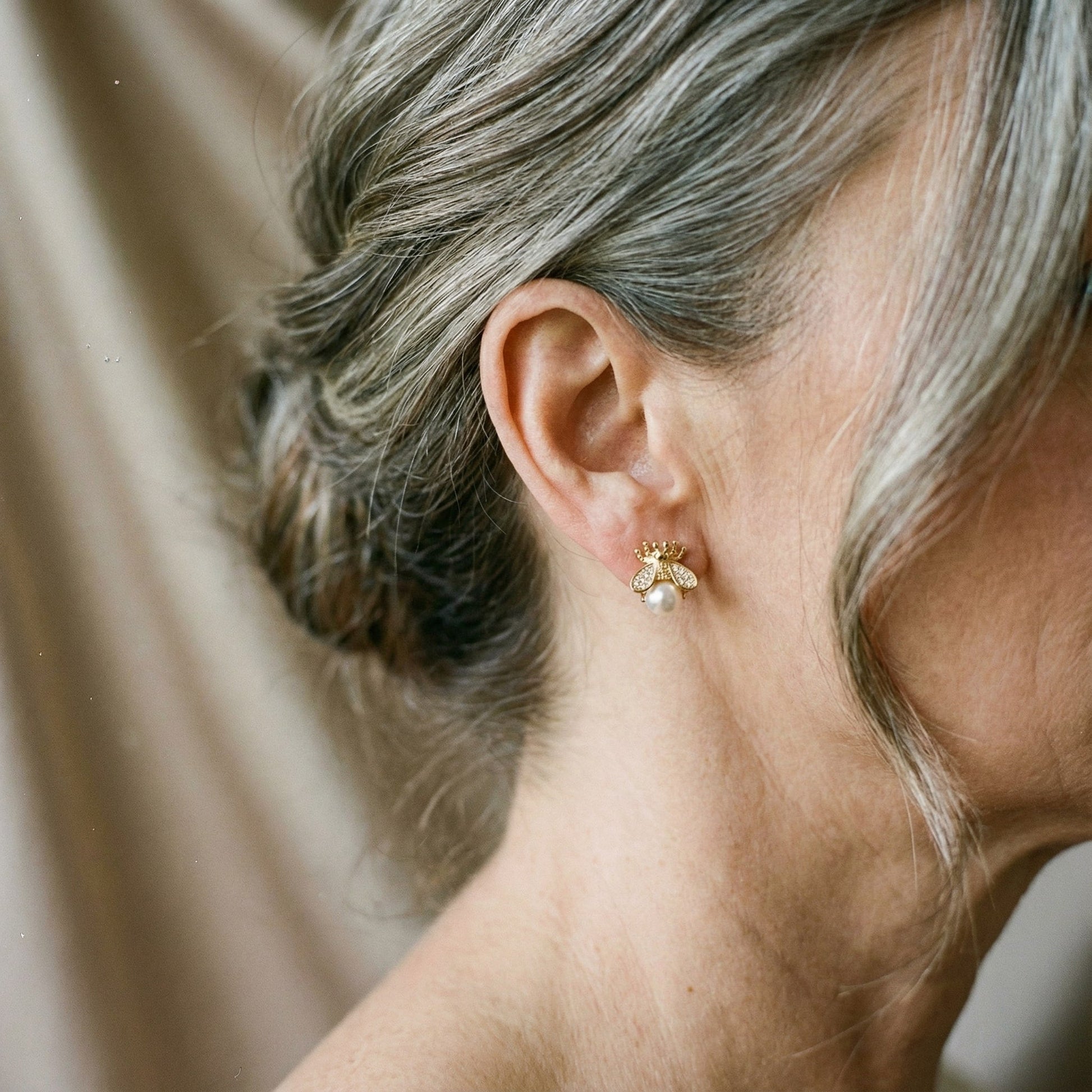 Boucles d'oreilles en perle et zircon dorées