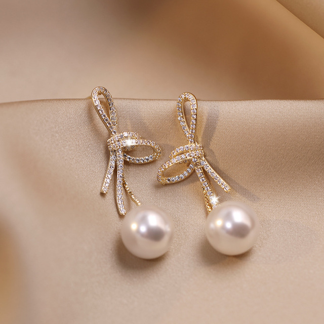 Boucles d'oreilles en perles avec bande brillante en or