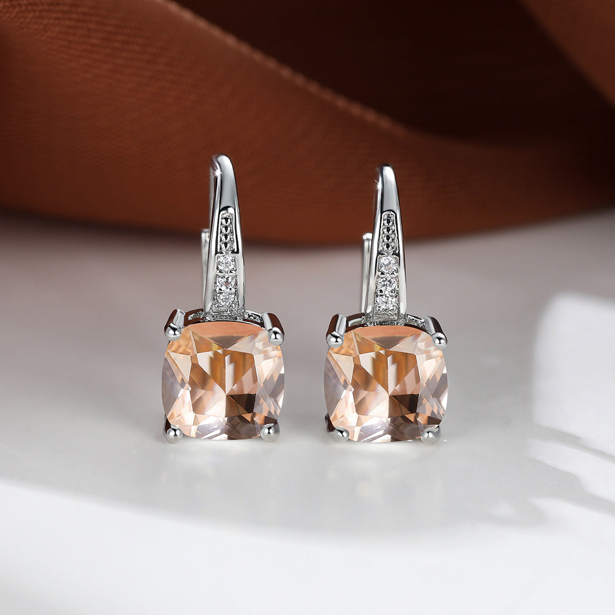 Boucles d'oreilles en pierre mystique en or blanc