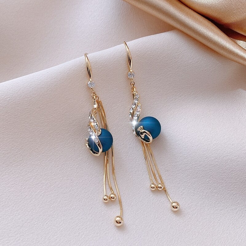 Boucles d'oreilles festives avec des marguerites bleues en or
