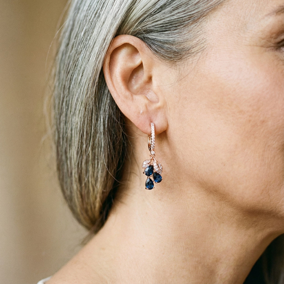 Boucles d'oreilles pendantes avec des cristaux bleus en or