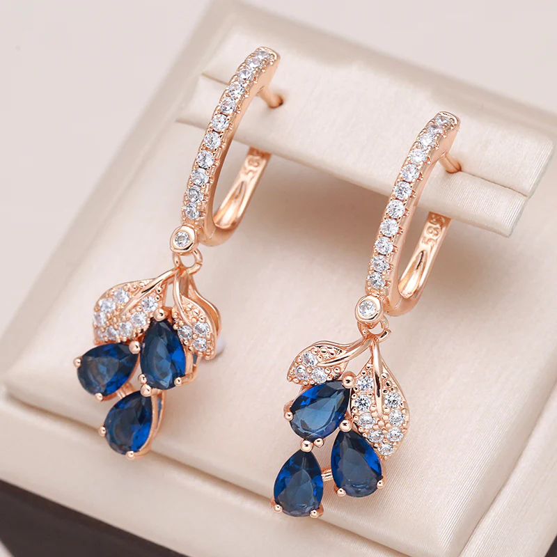 Boucles d'oreilles pendantes avec des cristaux bleus en or