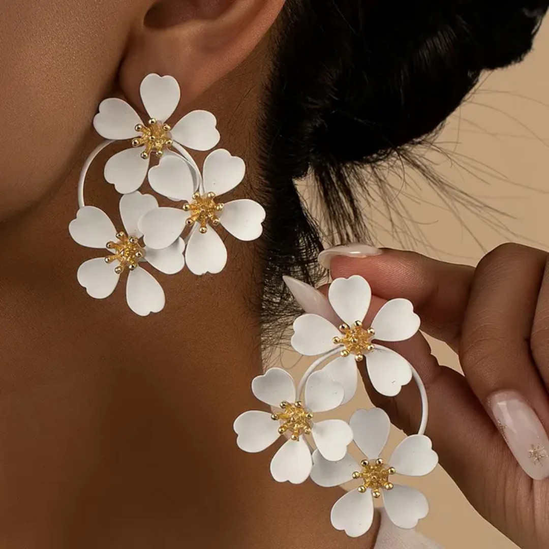 Boucles d'oreilles pendantes avec des fleurs rétro blanches en or