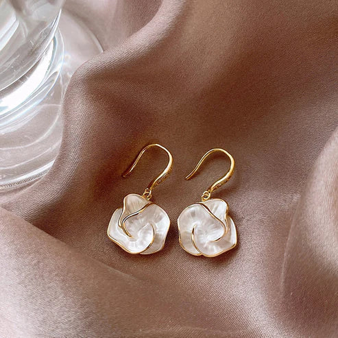 Boucles d'oreilles pendantes avec des pétales blancs en or