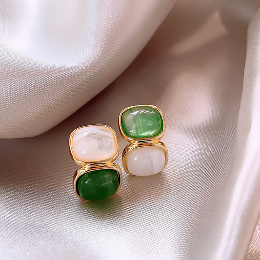Boucles d'oreilles pendantes avec des pierres blanches et vertes en or