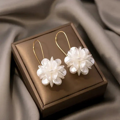 Boucles d'oreilles pendantes avec fleurs blanches