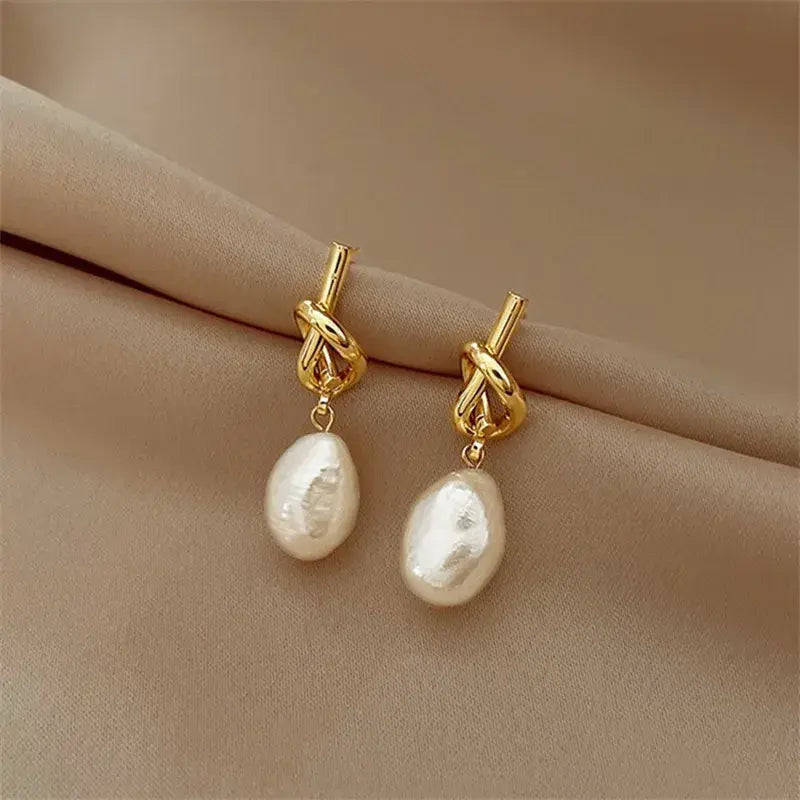 Boucles d'oreilles pendantes avec perles baroques en or