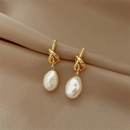 Boucles d'oreilles pendantes avec perles baroques en or