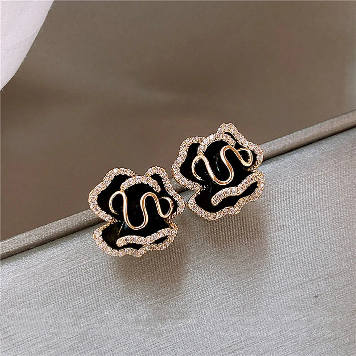 Boucles d'oreilles pendantes « fleur de lotus noire » en or