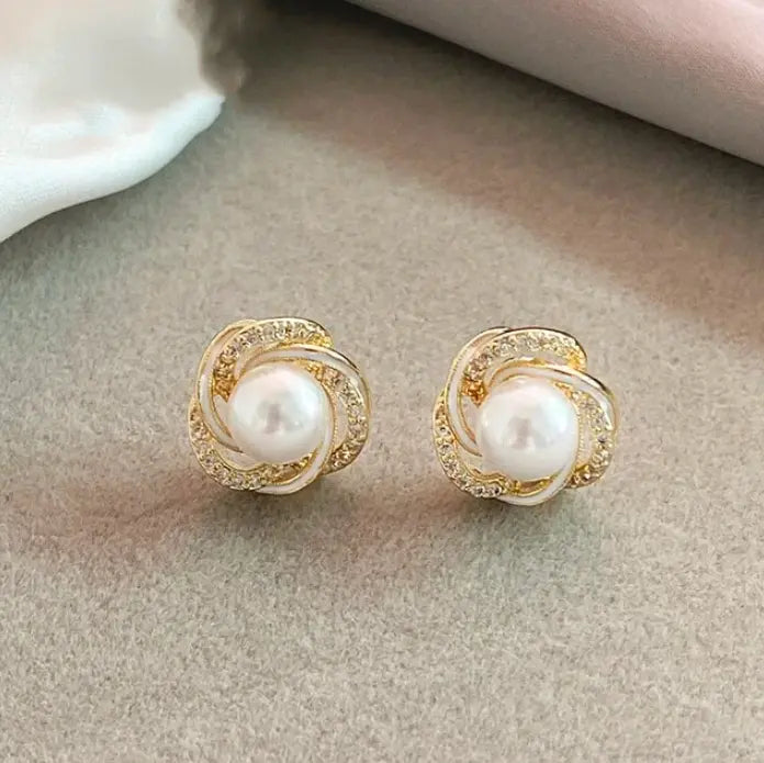 Boucles d'oreilles pendantes avec perles rondes et brillants en or