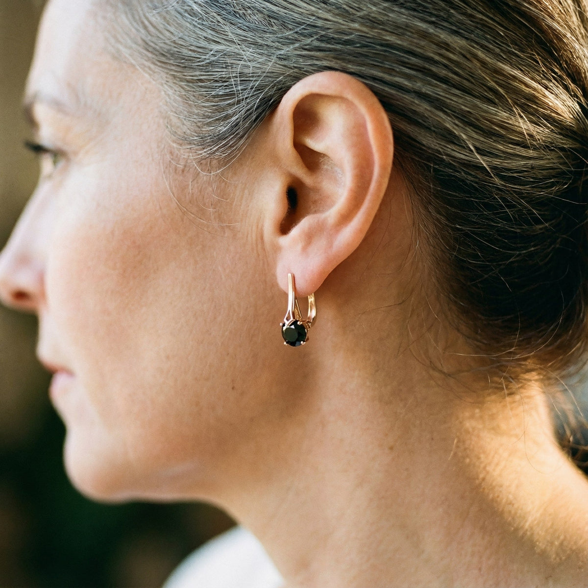 Boucles d'oreilles pendantes à brillants noirs en or