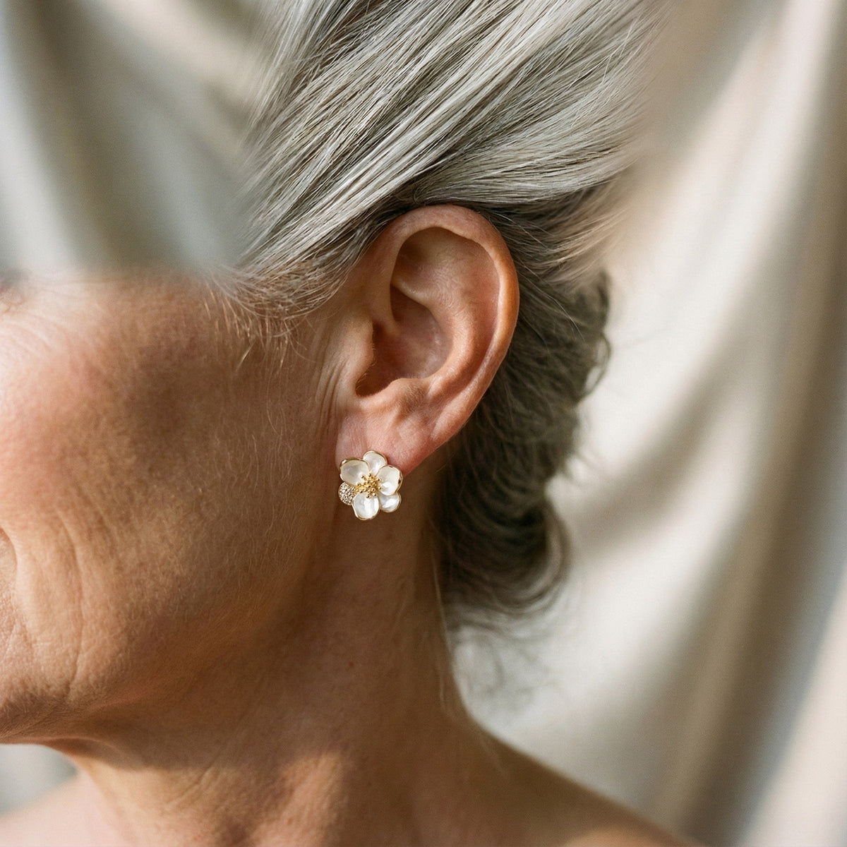 Boucles d'oreilles pendantes en pétale d'or en or
