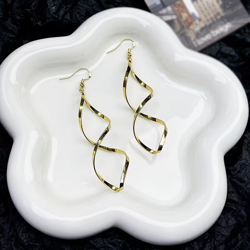 Boucles d'oreilles pendantes en spirale en or
