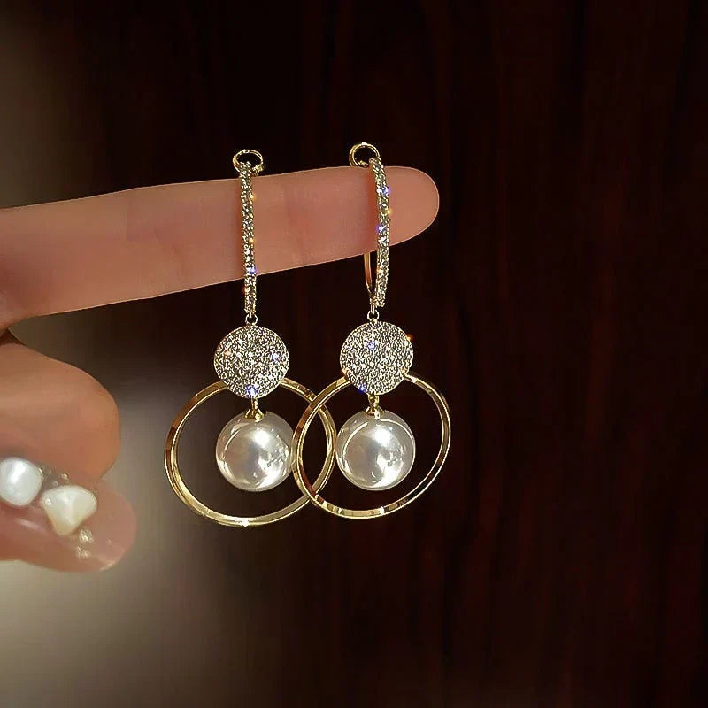 Boucles d'oreilles pendantes luxueuses avec perles de culture et brillants en or