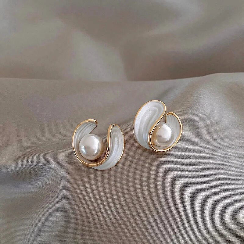 Boucles d'oreilles pendantes luxueuses en opale blanche et perles en or
